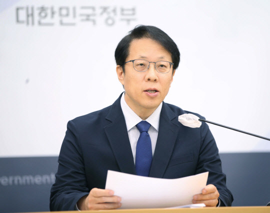 조성주 인사혁신처 차장이 14일 정부세종청사에서 '부처 인사 자율성 제고 종합계획'에 관한 브리핑을 하고 있다.<인사혁신처 제공>